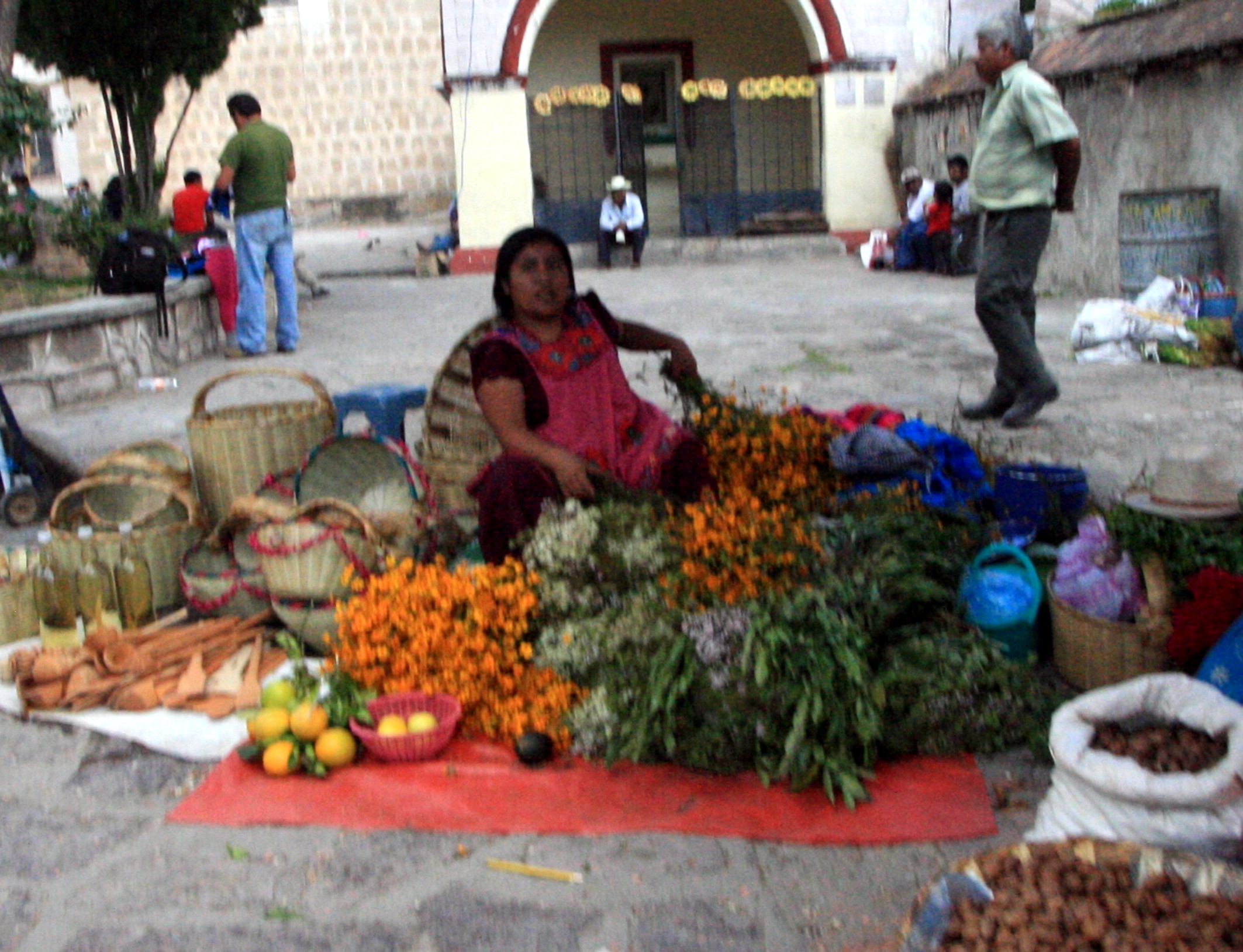 Mercado del dia de muertos en Tlacolula, vendedora joven